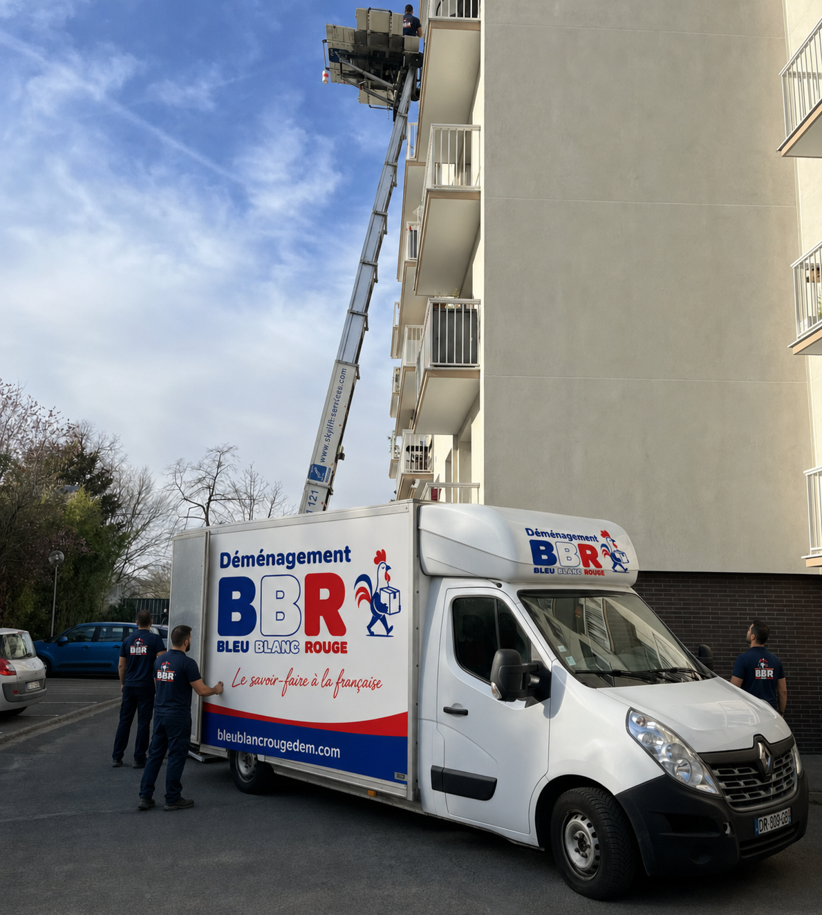 Monte-meubles BBR le long d'un immeuble